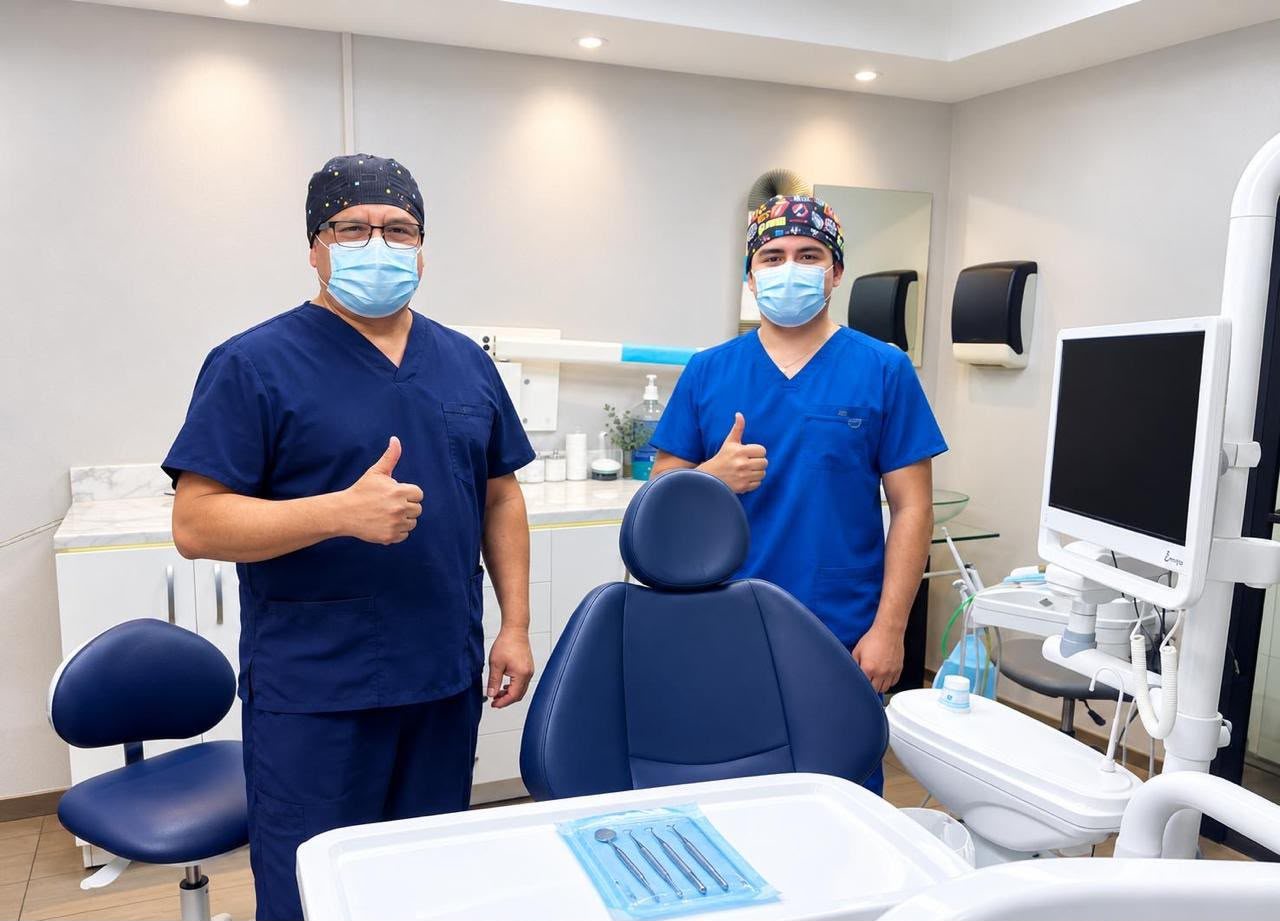 Dentistas de Sure Dental en Tijuana junto a la unidad dental