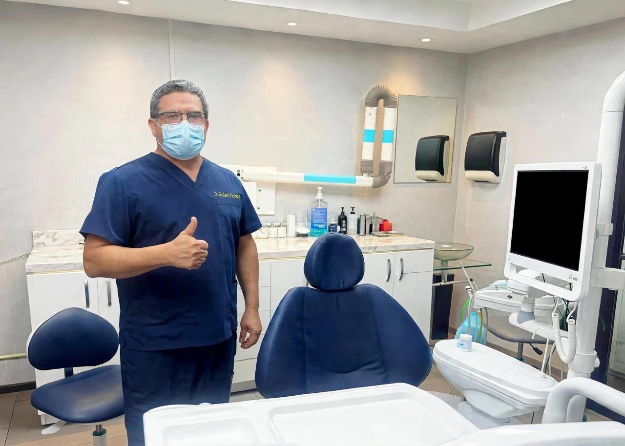 Dr. Gustavo Pastrana, dentista en Tijuana, en su consultorio de Sure Dental