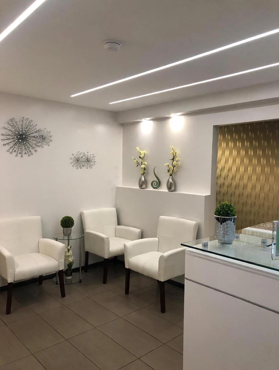 Sala de espera cómoda en clínica dental de Tijuana